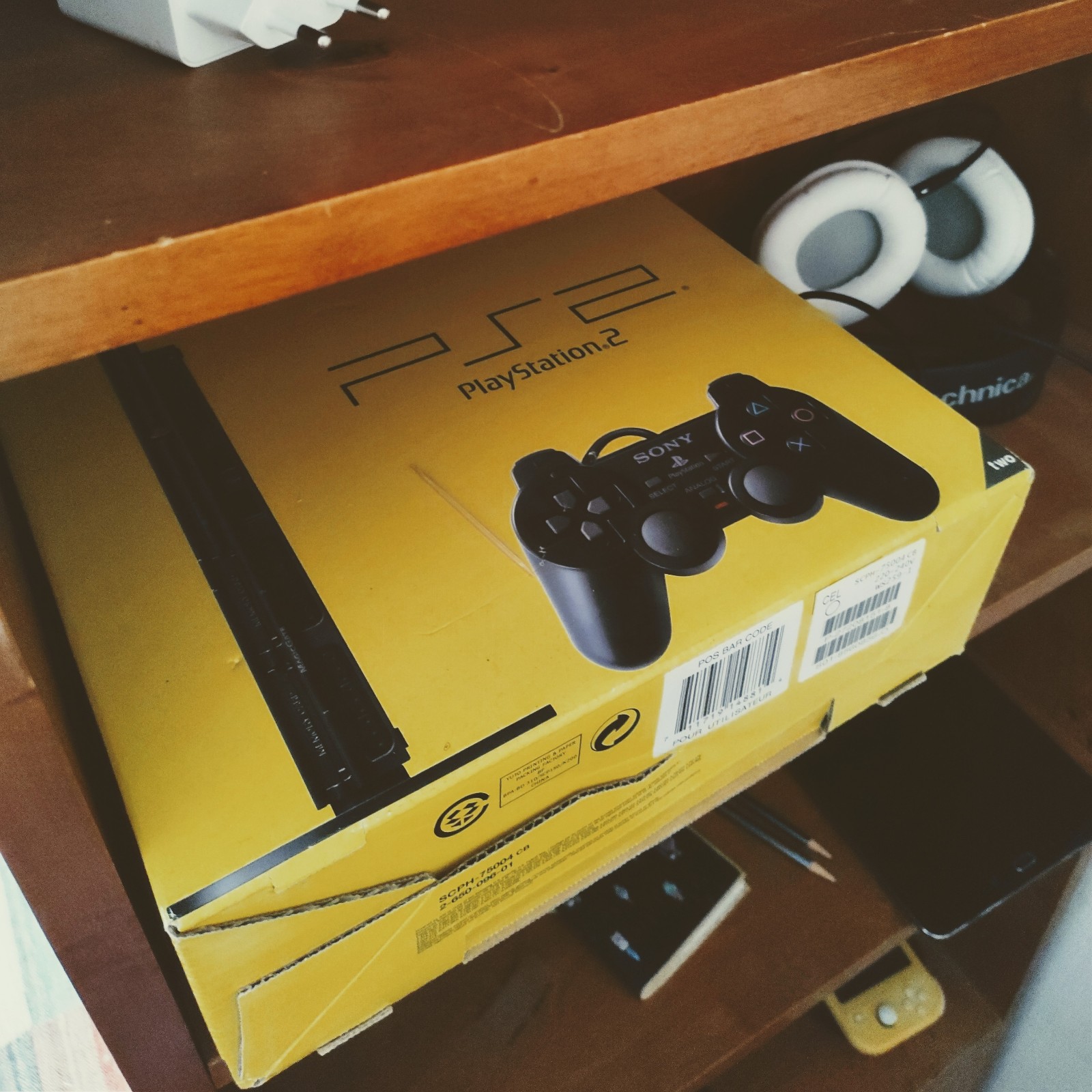 PS2-låda i bokhyllan